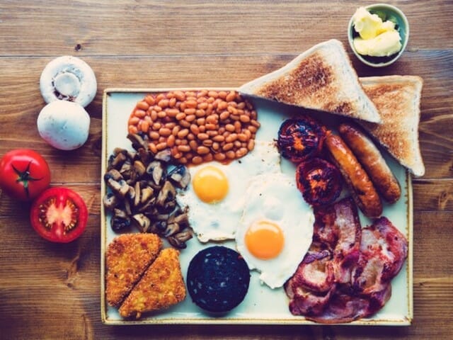 english breakfast, co jedza anglicy, baked beans, toast