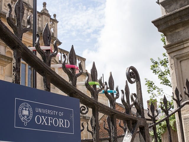 Oxford University zakazuje "stresujących" oklasków jazz hands