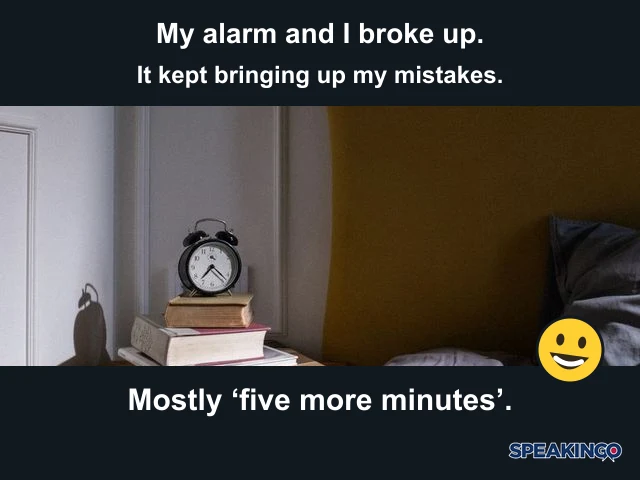 Budzik i angielski żart: My alarm and I broke up. It kept bringing up my mistakes. Mostly ‘five more minutes’. Uśmiechnięta buźka z otwartymi oczami po prawej, nad puentą. Logo SPEAKINGO w rogu.